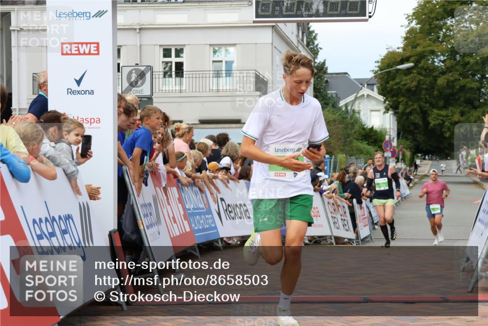 31.08.2025 - 21. Blankeneser Heldenlauf Strokosch-Dieckow http://msf.ph/oto/8658503 31.08.2025 10:50:27 Ziel 3699, 3354, 3564 meine-sportfotos.de