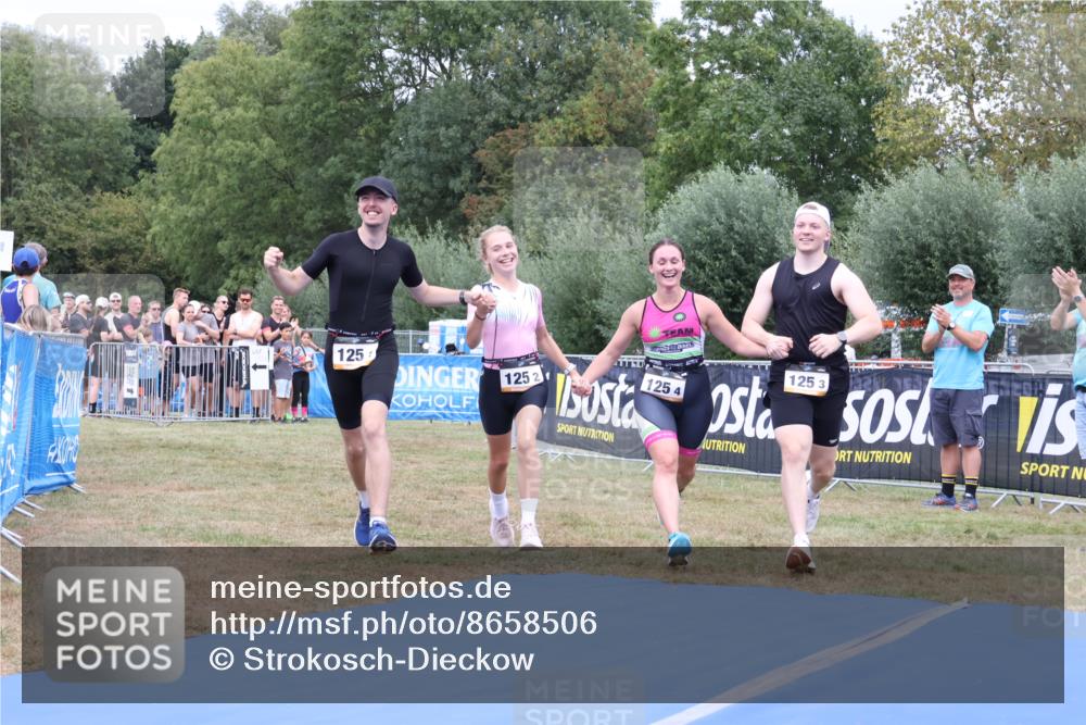 31.08.2025 - Elbe Triathlon Hamburg Strokosch-Dieckow http://msf.ph/oto/8658506 31.08.2025 16:33:44 Ziel  meine-sportfotos.de