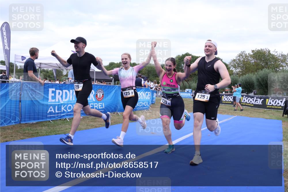 31.08.2025 - Elbe Triathlon Hamburg Strokosch-Dieckow http://msf.ph/oto/8658517 31.08.2025 16:33:46 Ziel  meine-sportfotos.de