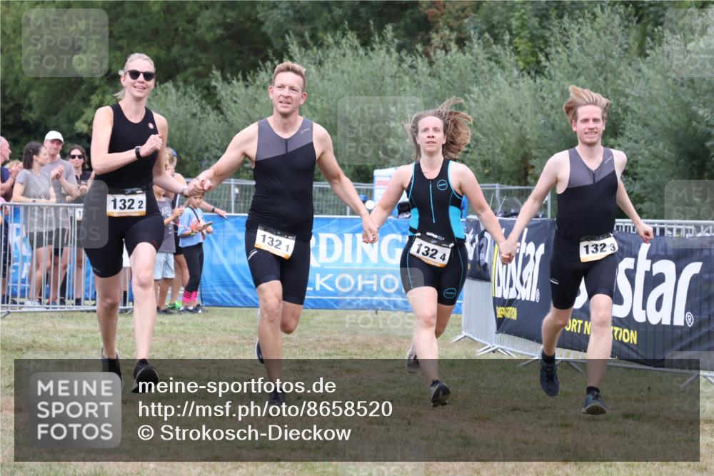 31.08.2025 - Elbe Triathlon Hamburg Strokosch-Dieckow http://msf.ph/oto/8658520 31.08.2025 16:34:28 Ziel  meine-sportfotos.de