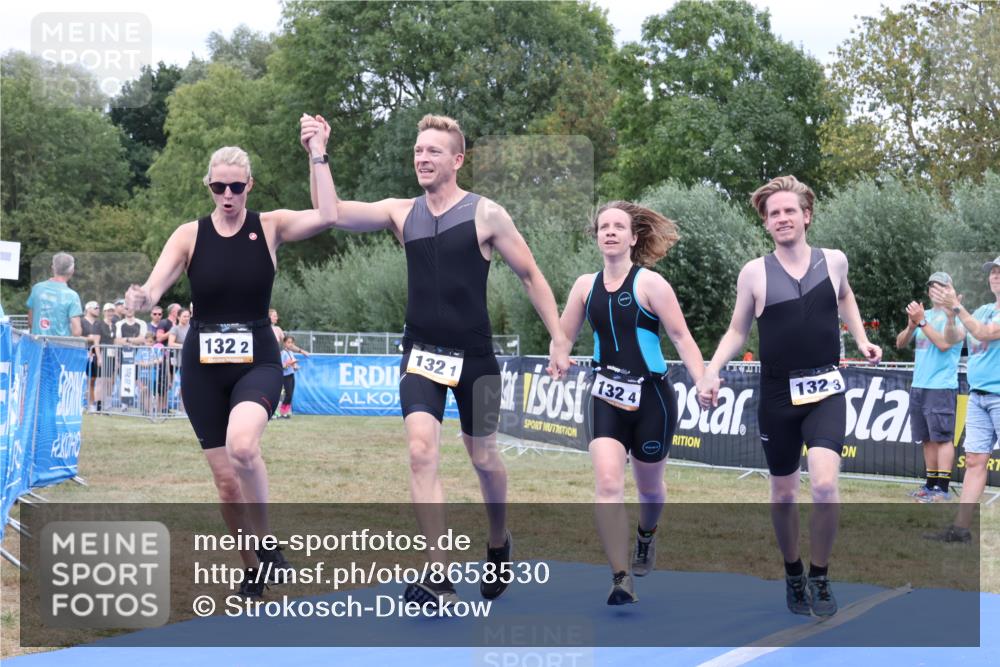 31.08.2025 - Elbe Triathlon Hamburg Strokosch-Dieckow http://msf.ph/oto/8658530 31.08.2025 16:34:31 Ziel  meine-sportfotos.de