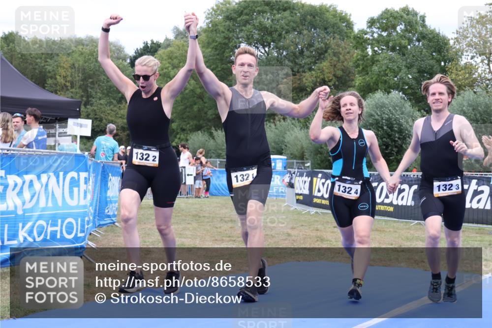 31.08.2025 - Elbe Triathlon Hamburg Strokosch-Dieckow http://msf.ph/oto/8658533 31.08.2025 16:34:31 Ziel  meine-sportfotos.de