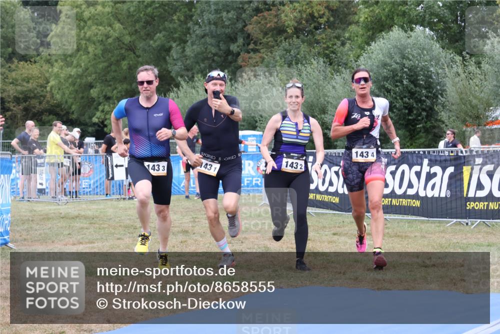 31.08.2025 - Elbe Triathlon Hamburg Strokosch-Dieckow http://msf.ph/oto/8658555 31.08.2025 16:36:18 Ziel  meine-sportfotos.de