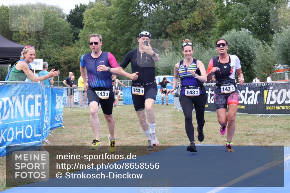 31.08.2025 - Elbe Triathlon Hamburg Strokosch-Dieckow http://msf.ph/oto/8658556 31.08.2025 16:36:19 Ziel  meine-sportfotos.de