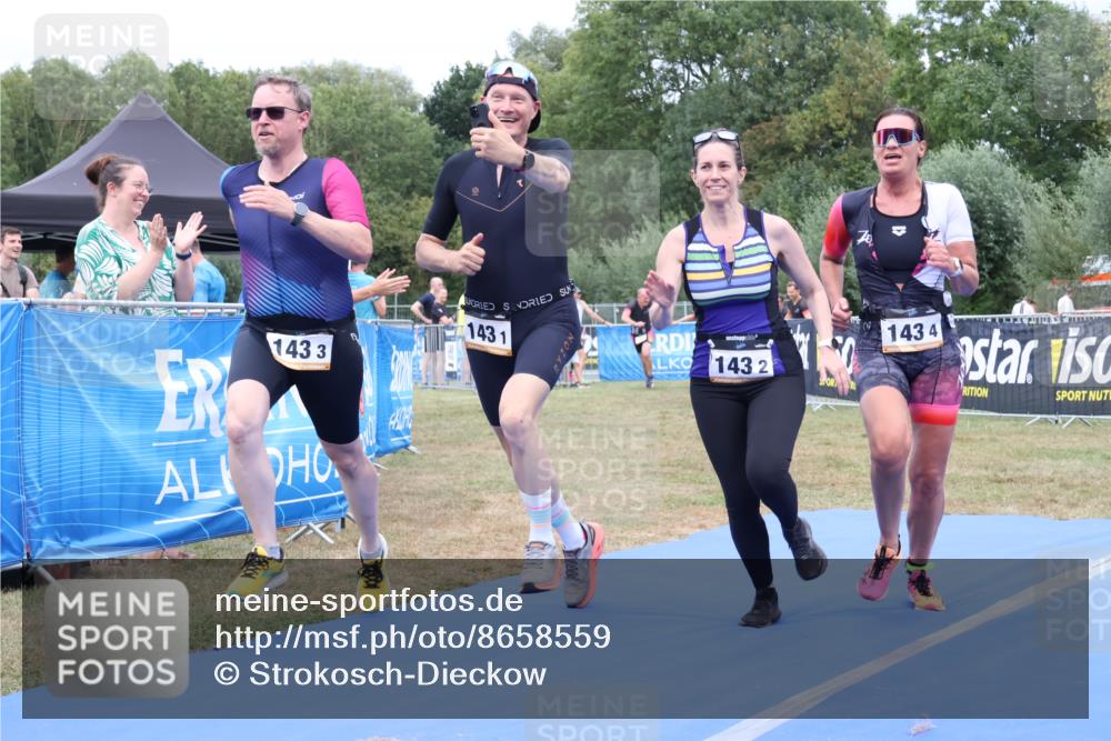 31.08.2025 - Elbe Triathlon Hamburg Strokosch-Dieckow http://msf.ph/oto/8658559 31.08.2025 16:36:19 Ziel  meine-sportfotos.de