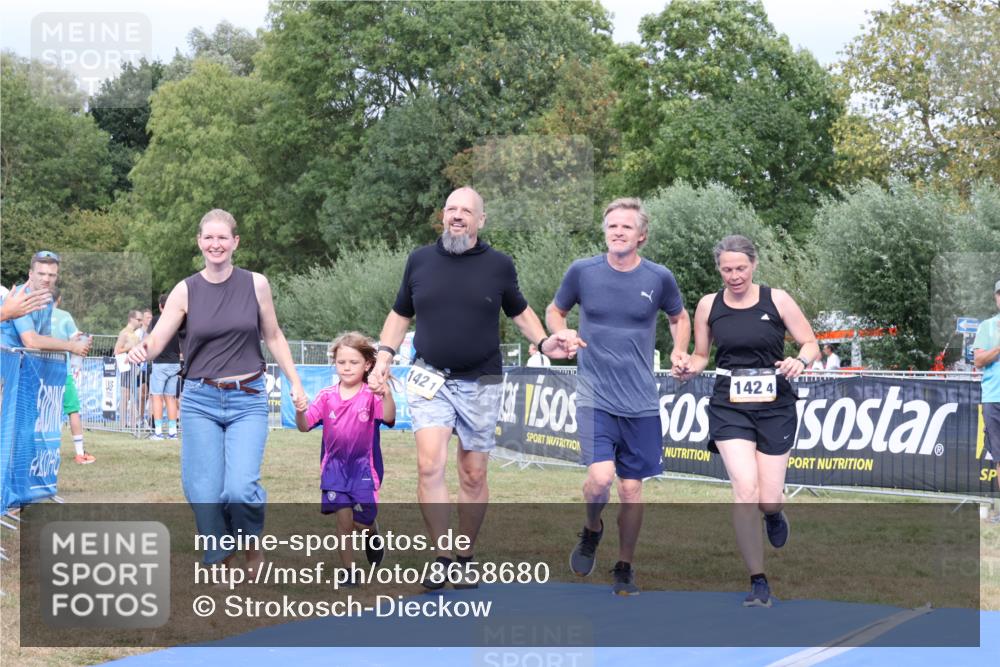 31.08.2025 - Elbe Triathlon Hamburg Strokosch-Dieckow http://msf.ph/oto/8658680 31.08.2025 16:43:11 Ziel  meine-sportfotos.de