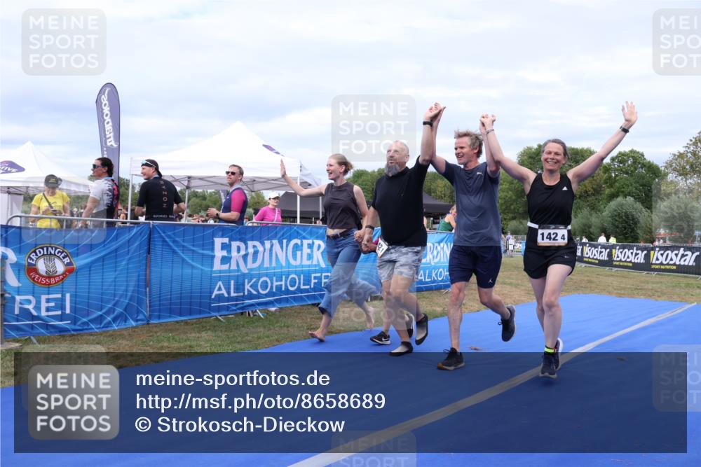 31.08.2025 - Elbe Triathlon Hamburg Strokosch-Dieckow http://msf.ph/oto/8658689 31.08.2025 16:43:14 Ziel  meine-sportfotos.de