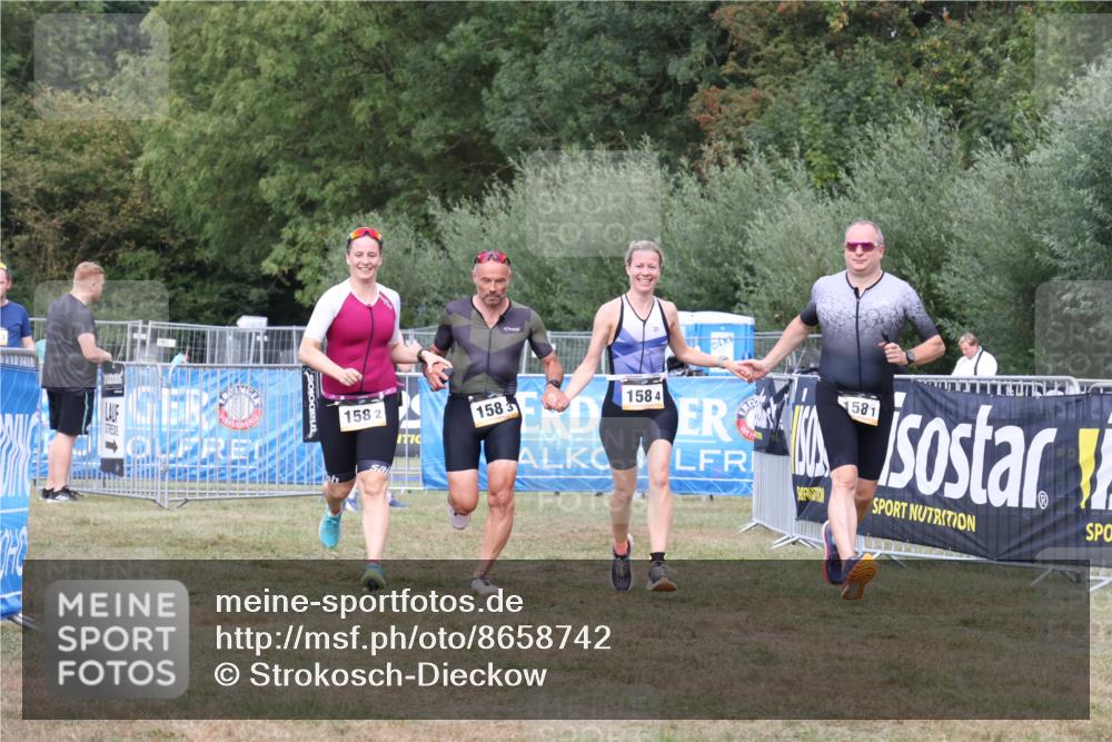 31.08.2025 - Elbe Triathlon Hamburg Strokosch-Dieckow http://msf.ph/oto/8658742 31.08.2025 16:48:44 Ziel  meine-sportfotos.de