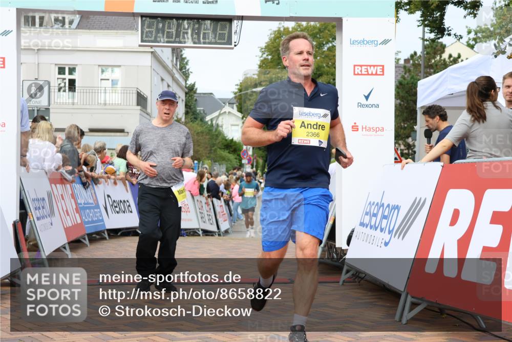 31.08.2025 - 21. Blankeneser Heldenlauf Strokosch-Dieckow http://msf.ph/oto/8658822 31.08.2025 10:25:42 Ziel 2410, 2742, 2366, 2235, 2726 meine-sportfotos.de