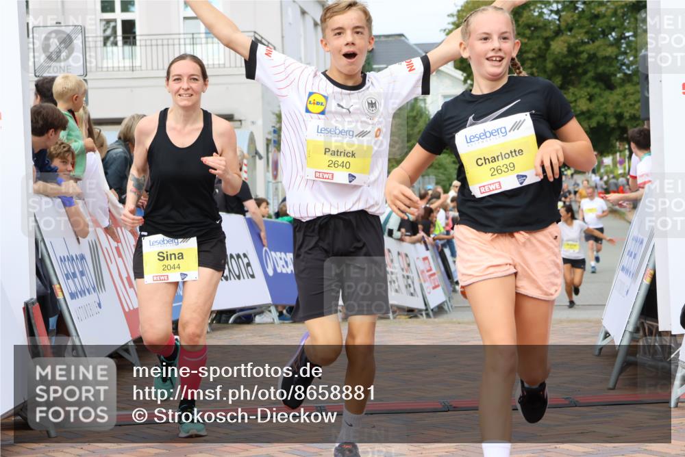 31.08.2025 - 21. Blankeneser Heldenlauf Strokosch-Dieckow http://msf.ph/oto/8658881 31.08.2025 10:33:30 Ziel 2011, 2044, 2126, 2640, 2639, 2220, 2221 meine-sportfotos.de
