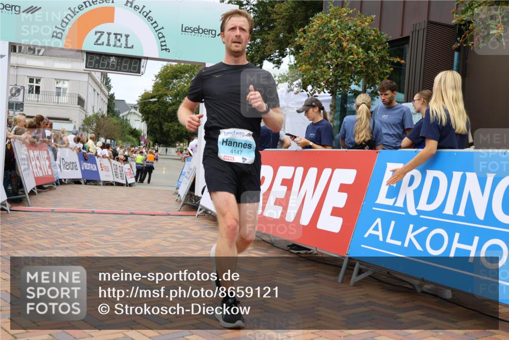 31.08.2025 - 21. Blankeneser Heldenlauf Strokosch-Dieckow http://msf.ph/oto/8659121 31.08.2025 11:54:39 Ziel 4147, 4196, 4036 meine-sportfotos.de