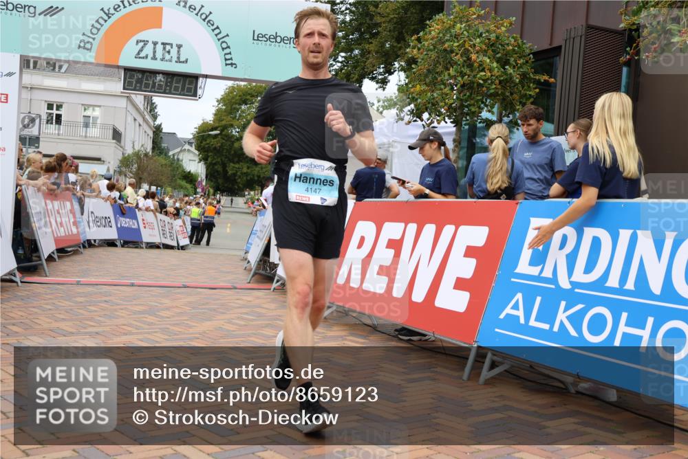 31.08.2025 - 21. Blankeneser Heldenlauf Strokosch-Dieckow http://msf.ph/oto/8659123 31.08.2025 11:54:39 Ziel 4147, 4196, 4036 meine-sportfotos.de