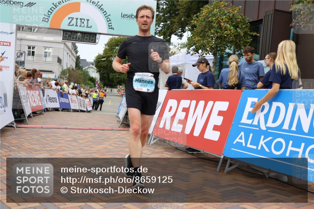 31.08.2025 - 21. Blankeneser Heldenlauf Strokosch-Dieckow http://msf.ph/oto/8659125 31.08.2025 11:54:39 Ziel 4147, 4196, 4036 meine-sportfotos.de