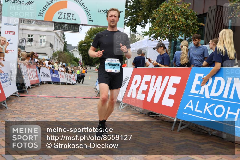 31.08.2025 - 21. Blankeneser Heldenlauf Strokosch-Dieckow http://msf.ph/oto/8659127 31.08.2025 11:54:39 Ziel 4147, 4196, 4036 meine-sportfotos.de