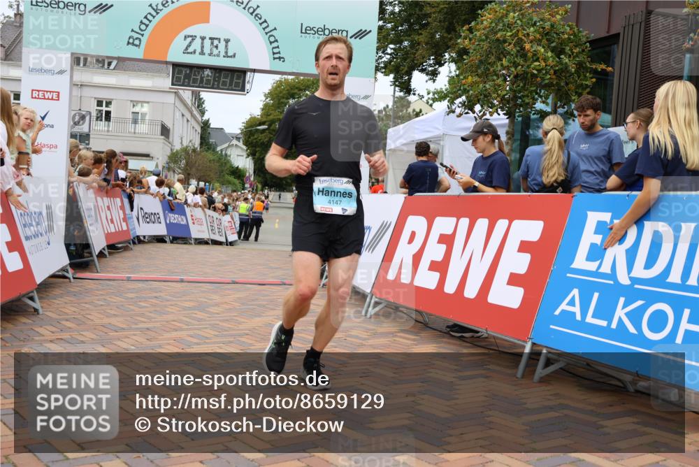 31.08.2025 - 21. Blankeneser Heldenlauf Strokosch-Dieckow http://msf.ph/oto/8659129 31.08.2025 11:54:39 Ziel 4147, 4196, 4036 meine-sportfotos.de