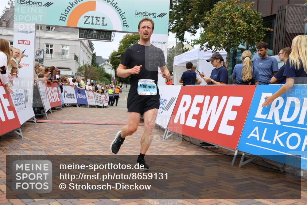 31.08.2025 - 21. Blankeneser Heldenlauf Strokosch-Dieckow http://msf.ph/oto/8659131 31.08.2025 11:54:39 Ziel 4147, 4196, 4036 meine-sportfotos.de