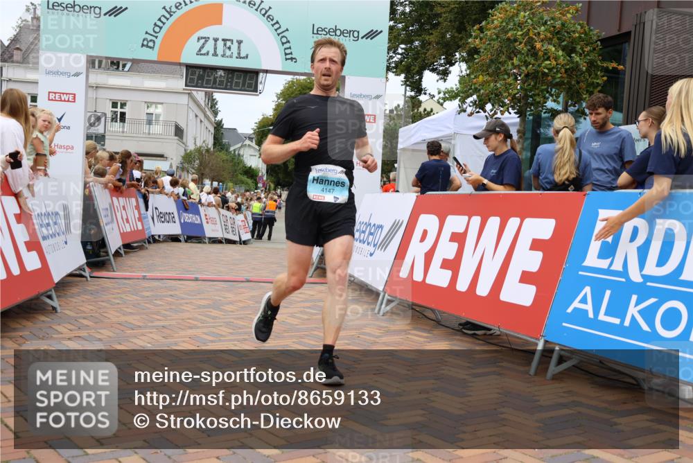 31.08.2025 - 21. Blankeneser Heldenlauf Strokosch-Dieckow http://msf.ph/oto/8659133 31.08.2025 11:54:39 Ziel 4147, 4196, 4036 meine-sportfotos.de