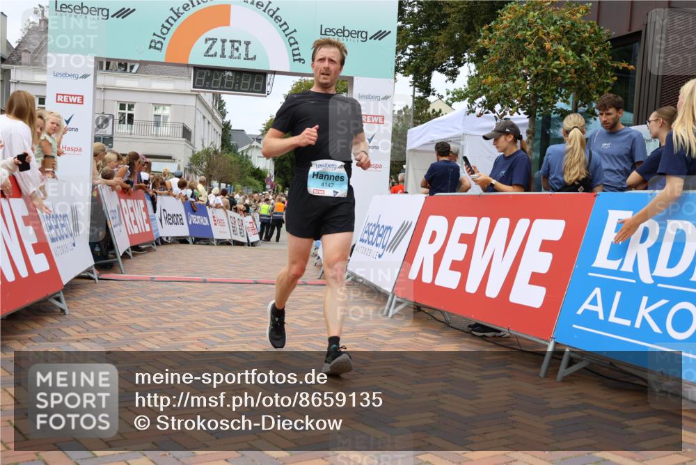 31.08.2025 - 21. Blankeneser Heldenlauf Strokosch-Dieckow http://msf.ph/oto/8659135 31.08.2025 11:54:39 Ziel 4147, 4196, 4036 meine-sportfotos.de
