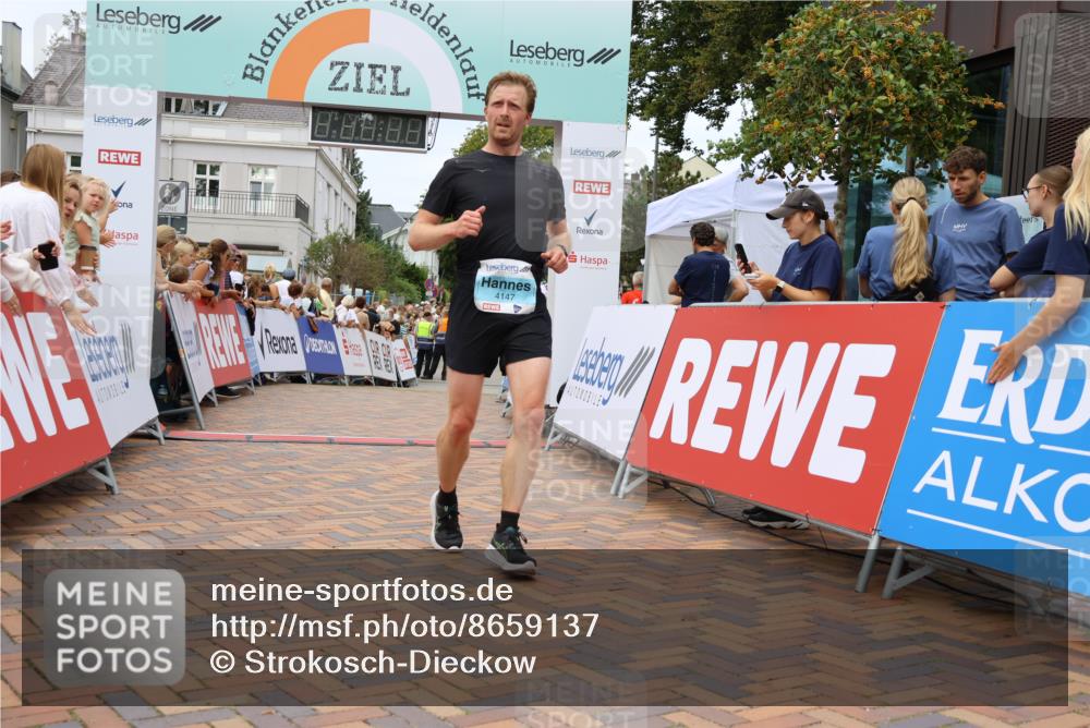 31.08.2025 - 21. Blankeneser Heldenlauf Strokosch-Dieckow http://msf.ph/oto/8659137 31.08.2025 11:54:39 Ziel 4147, 4196, 4036 meine-sportfotos.de