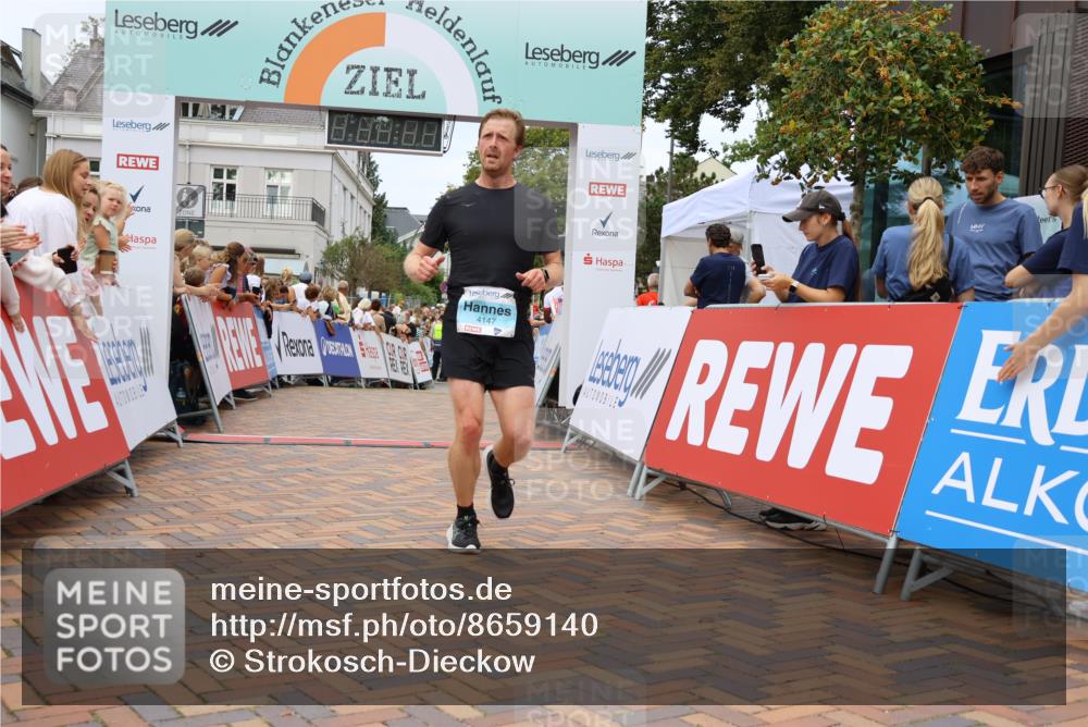 31.08.2025 - 21. Blankeneser Heldenlauf Strokosch-Dieckow http://msf.ph/oto/8659140 31.08.2025 11:54:39 Ziel 4147, 4196, 4036 meine-sportfotos.de