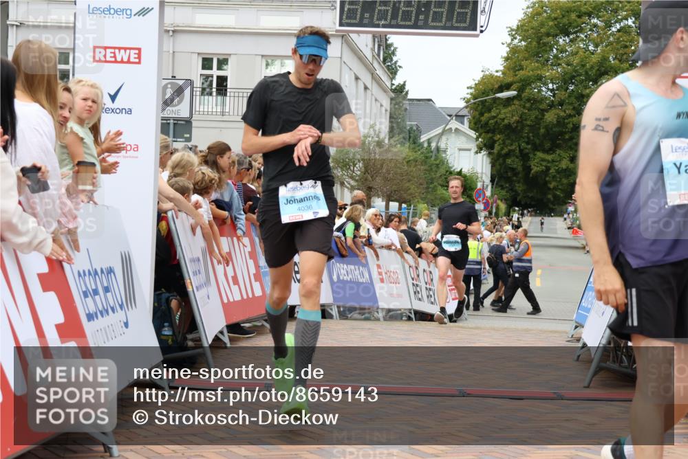 31.08.2025 - 21. Blankeneser Heldenlauf Strokosch-Dieckow http://msf.ph/oto/8659143 31.08.2025 11:54:35 Ziel 4147, 4196, 4036 meine-sportfotos.de