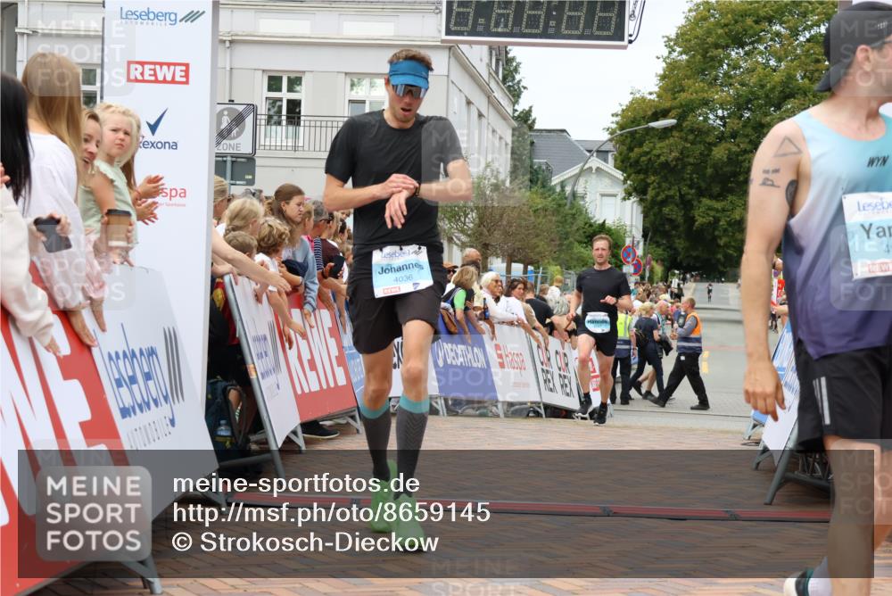 31.08.2025 - 21. Blankeneser Heldenlauf Strokosch-Dieckow http://msf.ph/oto/8659145 31.08.2025 11:54:35 Ziel 4147, 4196, 4036 meine-sportfotos.de