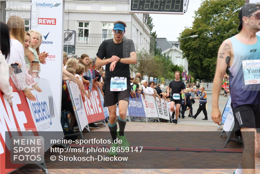 31.08.2025 - 21. Blankeneser Heldenlauf Strokosch-Dieckow http://msf.ph/oto/8659147 31.08.2025 11:54:35 Ziel 4147, 4196, 4036 meine-sportfotos.de