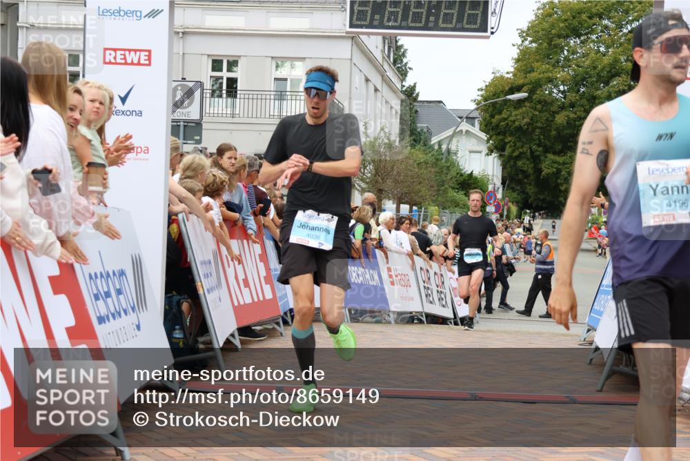 31.08.2025 - 21. Blankeneser Heldenlauf Strokosch-Dieckow http://msf.ph/oto/8659149 31.08.2025 11:54:35 Ziel 4147, 4196, 4036 meine-sportfotos.de