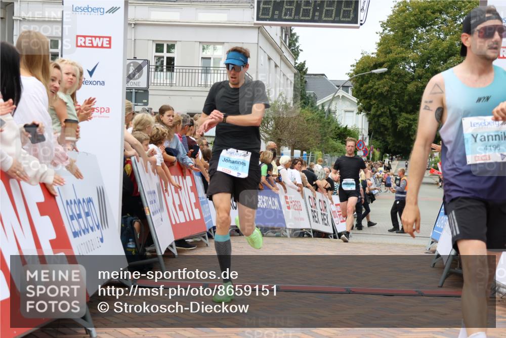31.08.2025 - 21. Blankeneser Heldenlauf Strokosch-Dieckow http://msf.ph/oto/8659151 31.08.2025 11:54:35 Ziel 4147, 4196, 4036 meine-sportfotos.de