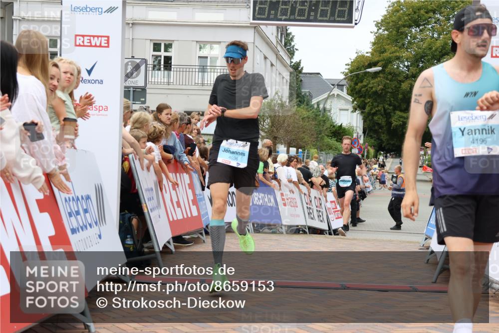 31.08.2025 - 21. Blankeneser Heldenlauf Strokosch-Dieckow http://msf.ph/oto/8659153 31.08.2025 11:54:35 Ziel 4147, 4196, 4036 meine-sportfotos.de