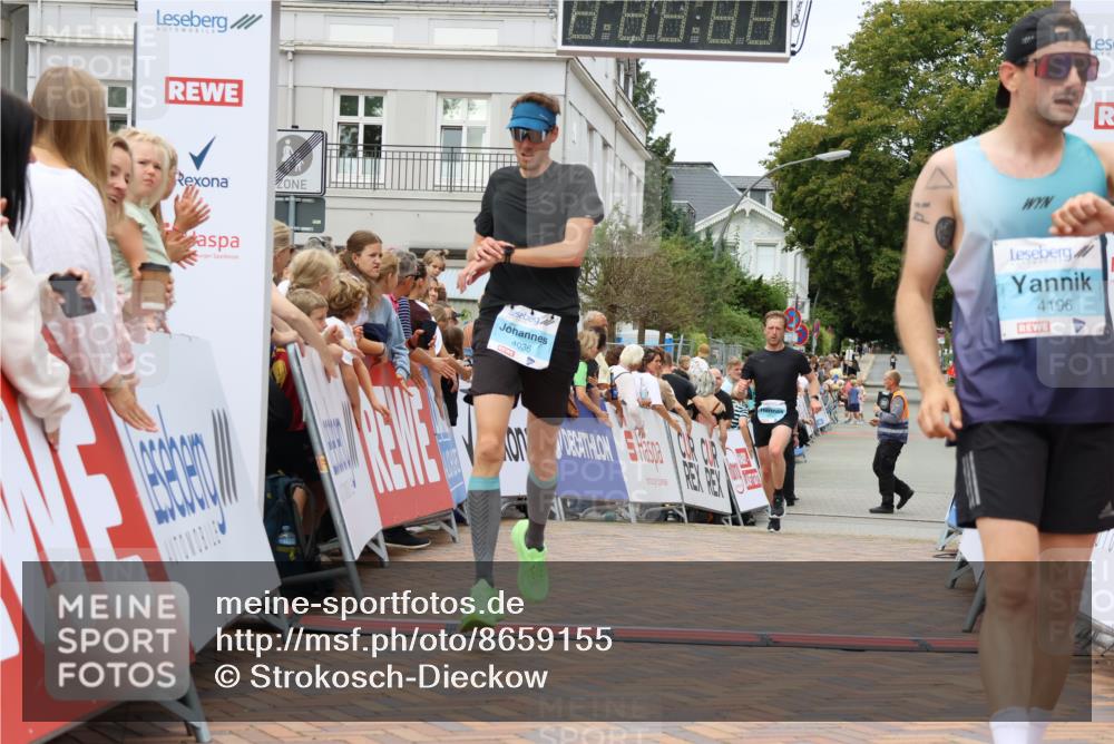 31.08.2025 - 21. Blankeneser Heldenlauf Strokosch-Dieckow http://msf.ph/oto/8659155 31.08.2025 11:54:35 Ziel 4147, 4196, 4036 meine-sportfotos.de