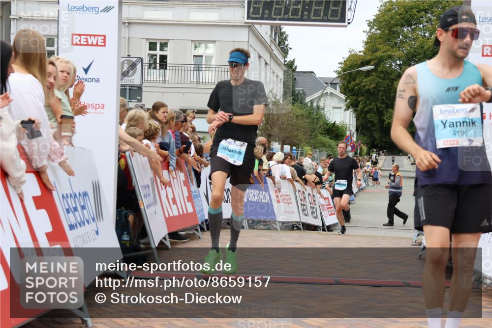 31.08.2025 - 21. Blankeneser Heldenlauf Strokosch-Dieckow http://msf.ph/oto/8659157 31.08.2025 11:54:34 Ziel 4147, 4196, 4036 meine-sportfotos.de