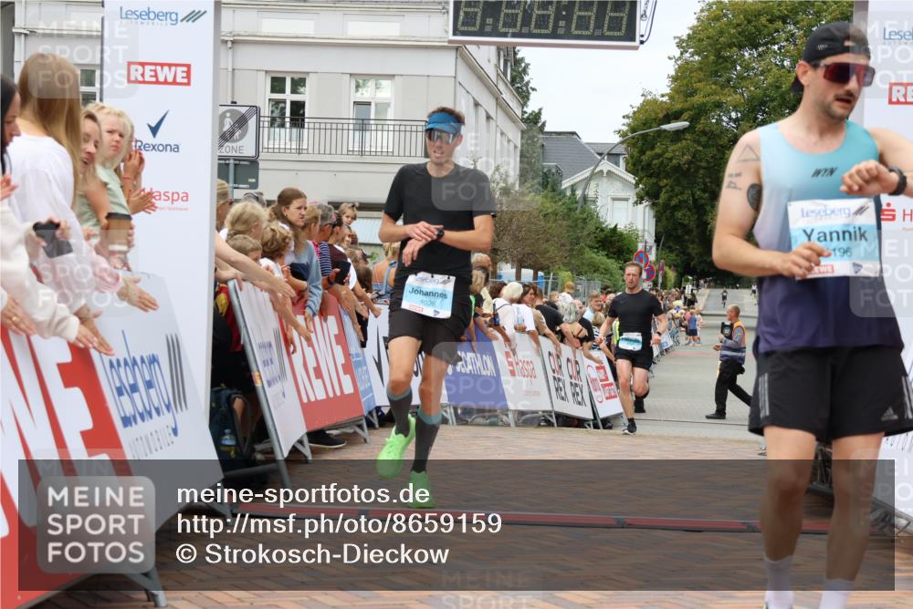 31.08.2025 - 21. Blankeneser Heldenlauf Strokosch-Dieckow http://msf.ph/oto/8659159 31.08.2025 11:54:34 Ziel 4147, 4196, 4036 meine-sportfotos.de