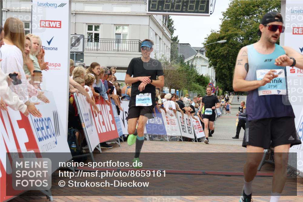 31.08.2025 - 21. Blankeneser Heldenlauf Strokosch-Dieckow http://msf.ph/oto/8659161 31.08.2025 11:54:34 Ziel 4147, 4196, 4036 meine-sportfotos.de