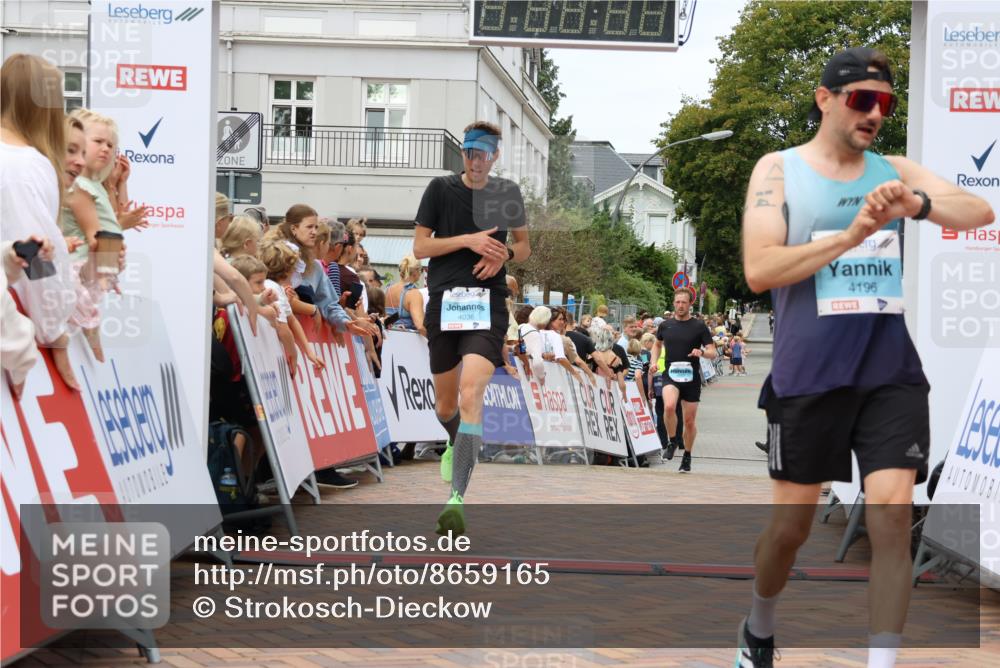 31.08.2025 - 21. Blankeneser Heldenlauf Strokosch-Dieckow http://msf.ph/oto/8659165 31.08.2025 11:54:34 Ziel 4147, 4196, 4036 meine-sportfotos.de