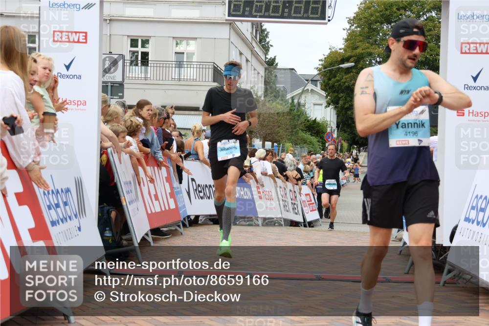 31.08.2025 - 21. Blankeneser Heldenlauf Strokosch-Dieckow http://msf.ph/oto/8659166 31.08.2025 11:54:34 Ziel 4147, 4196, 4036 meine-sportfotos.de