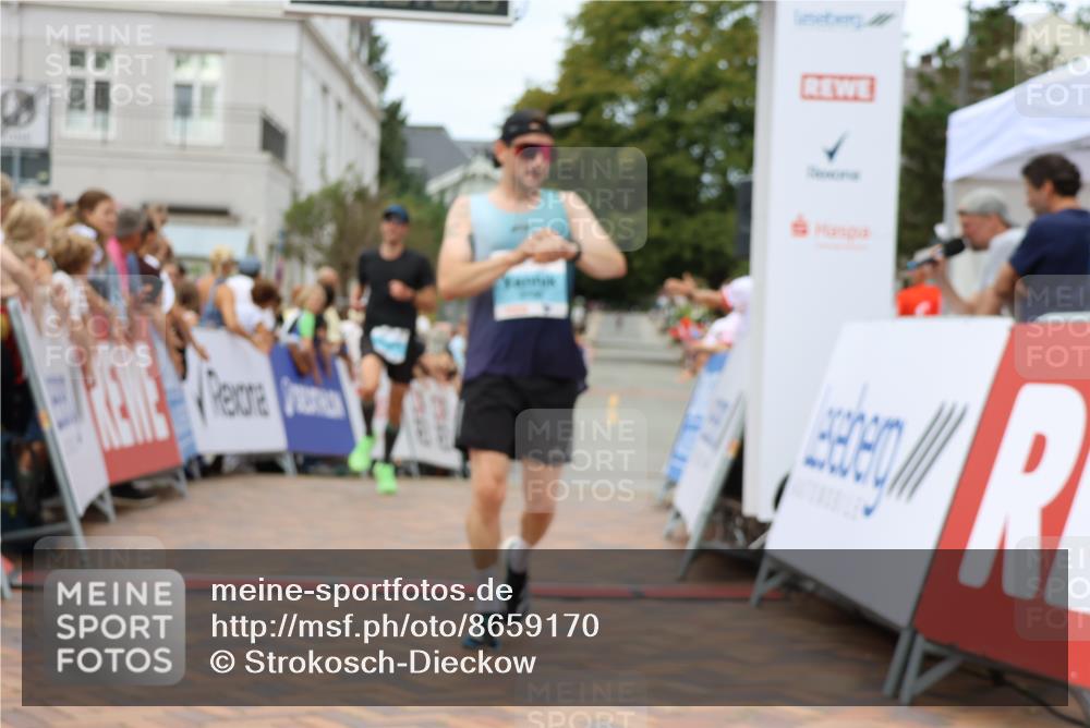 31.08.2025 - 21. Blankeneser Heldenlauf Strokosch-Dieckow http://msf.ph/oto/8659170 31.08.2025 11:54:33 Ziel 4147, 4196, 4036 meine-sportfotos.de