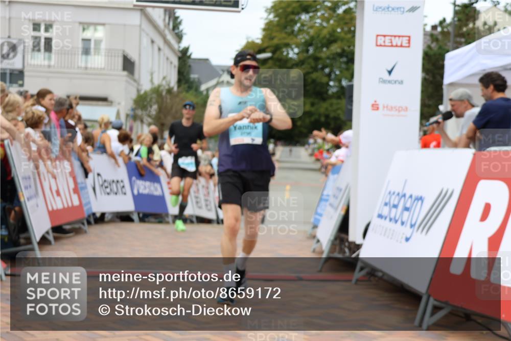 31.08.2025 - 21. Blankeneser Heldenlauf Strokosch-Dieckow http://msf.ph/oto/8659172 31.08.2025 11:54:33 Ziel 4147, 4196, 4036 meine-sportfotos.de