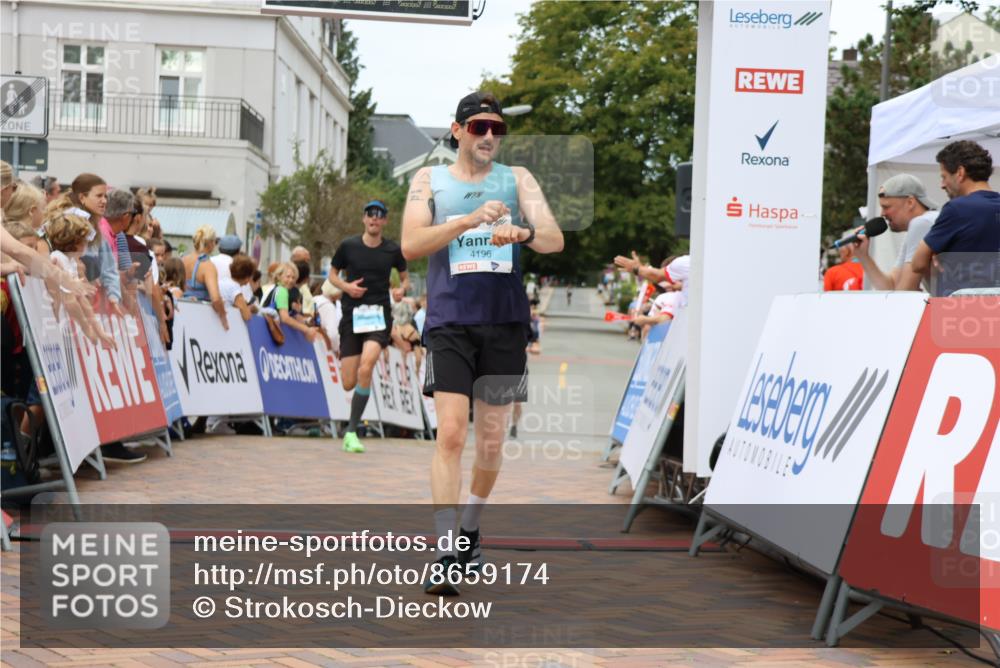 31.08.2025 - 21. Blankeneser Heldenlauf Strokosch-Dieckow http://msf.ph/oto/8659174 31.08.2025 11:54:33 Ziel 4147, 4196, 4036 meine-sportfotos.de