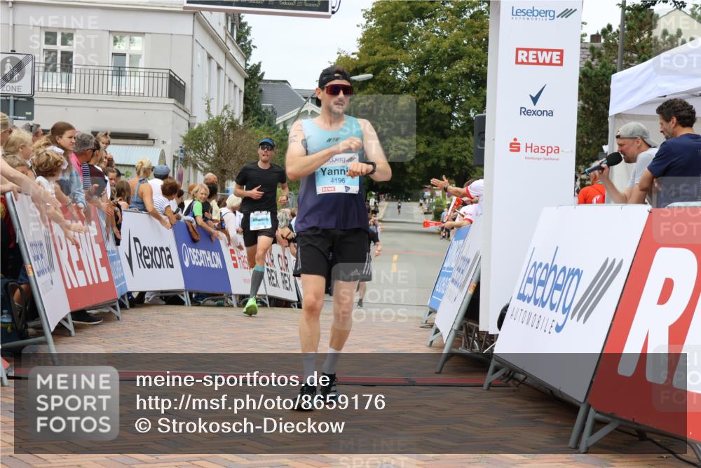 31.08.2025 - 21. Blankeneser Heldenlauf Strokosch-Dieckow http://msf.ph/oto/8659176 31.08.2025 11:54:33 Ziel 4147, 4196, 4036 meine-sportfotos.de