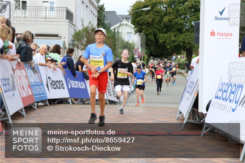 31.08.2025 - 21. Blankeneser Heldenlauf Strokosch-Dieckow http://msf.ph/oto/8659427 31.08.2025 10:30:05 Ziel 2210, 2260, 2169 meine-sportfotos.de