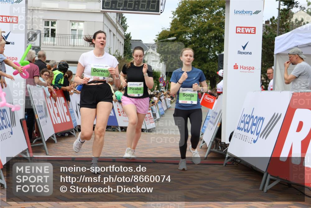 31.08.2025 - 21. Blankeneser Heldenlauf Strokosch-Dieckow http://msf.ph/oto/8660074 31.08.2025 11:35:41 Ziel 3153, 3158, 3155 meine-sportfotos.de