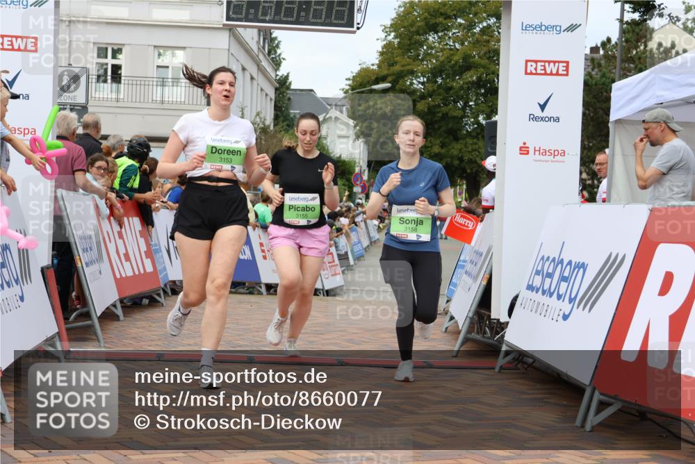 31.08.2025 - 21. Blankeneser Heldenlauf Strokosch-Dieckow http://msf.ph/oto/8660077 31.08.2025 11:35:41 Ziel 3153, 3158, 3155 meine-sportfotos.de