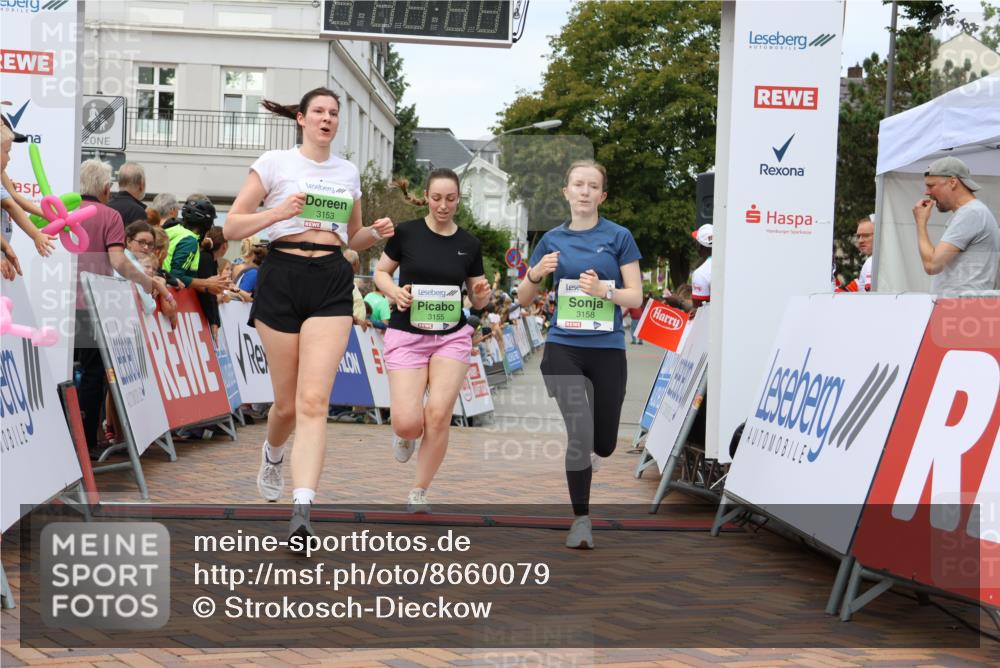 31.08.2025 - 21. Blankeneser Heldenlauf Strokosch-Dieckow http://msf.ph/oto/8660079 31.08.2025 11:35:41 Ziel 3153, 3158, 3155 meine-sportfotos.de