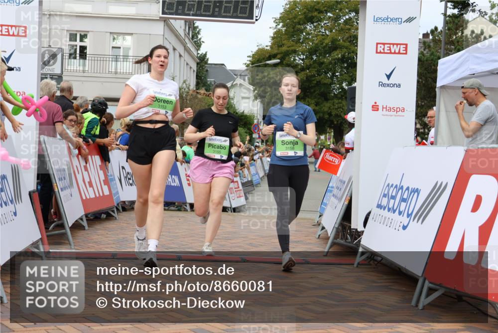 31.08.2025 - 21. Blankeneser Heldenlauf Strokosch-Dieckow http://msf.ph/oto/8660081 31.08.2025 11:35:41 Ziel 3153, 3158, 3155 meine-sportfotos.de