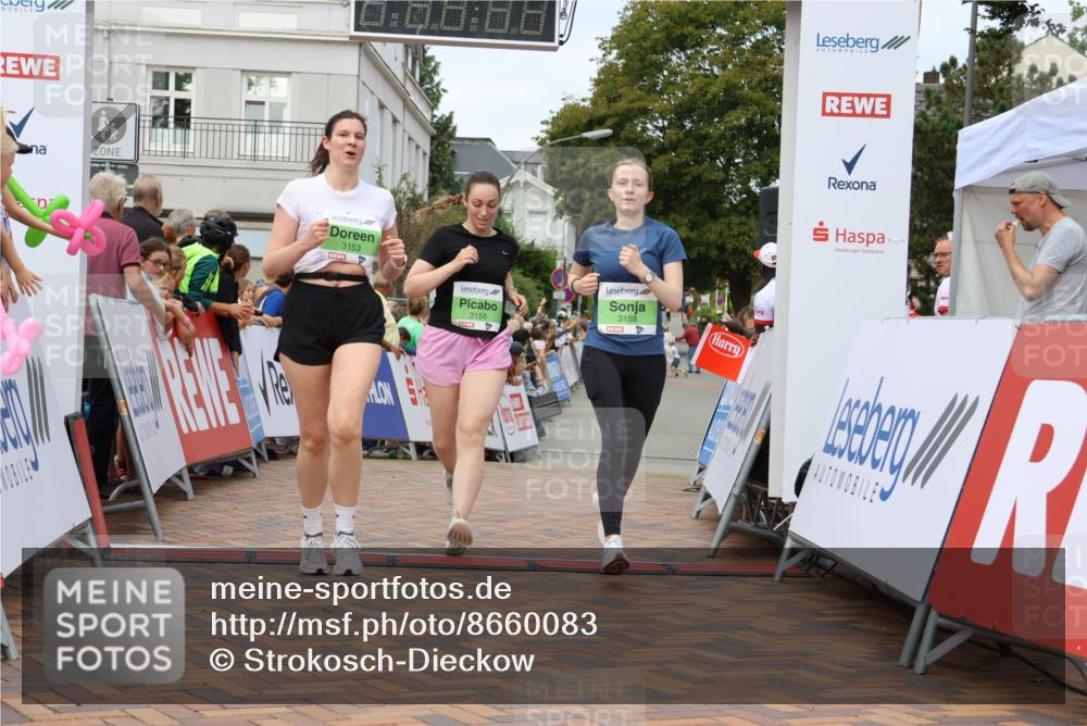 31.08.2025 - 21. Blankeneser Heldenlauf Strokosch-Dieckow http://msf.ph/oto/8660083 31.08.2025 11:35:41 Ziel 3153, 3158, 3155 meine-sportfotos.de