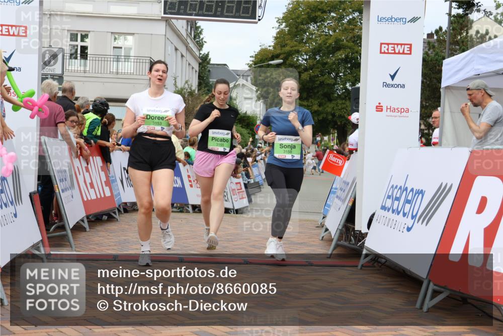 31.08.2025 - 21. Blankeneser Heldenlauf Strokosch-Dieckow http://msf.ph/oto/8660085 31.08.2025 11:35:41 Ziel 3153, 3158, 3155 meine-sportfotos.de
