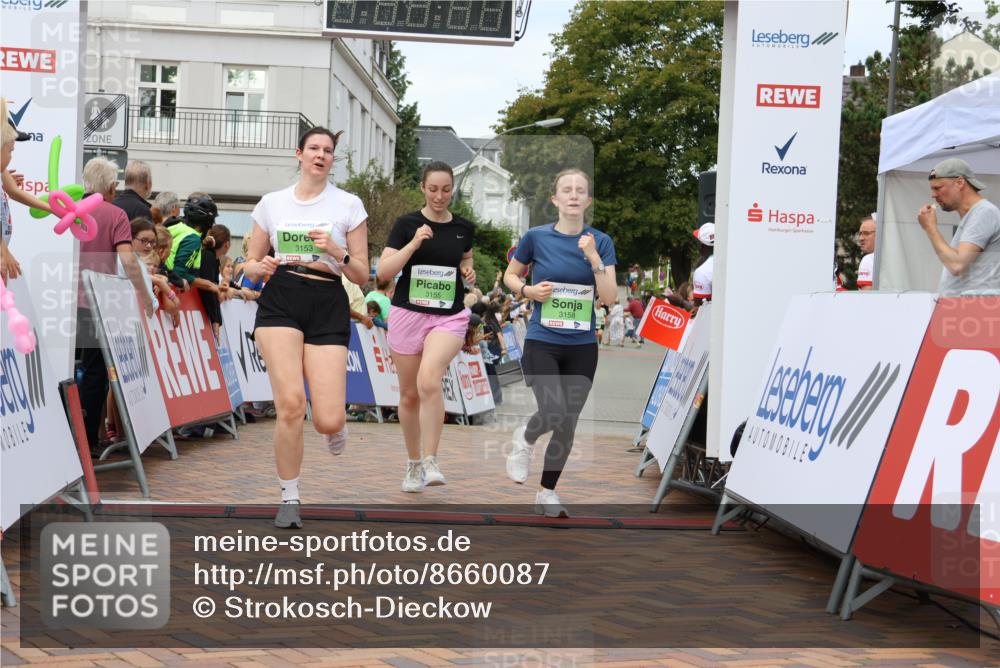 31.08.2025 - 21. Blankeneser Heldenlauf Strokosch-Dieckow http://msf.ph/oto/8660087 31.08.2025 11:35:41 Ziel 3153, 3158, 3155 meine-sportfotos.de