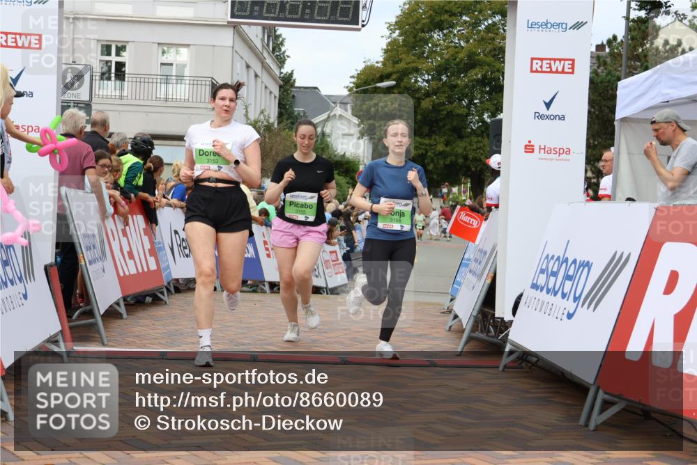 31.08.2025 - 21. Blankeneser Heldenlauf Strokosch-Dieckow http://msf.ph/oto/8660089 31.08.2025 11:35:41 Ziel 3153, 3158, 3155 meine-sportfotos.de
