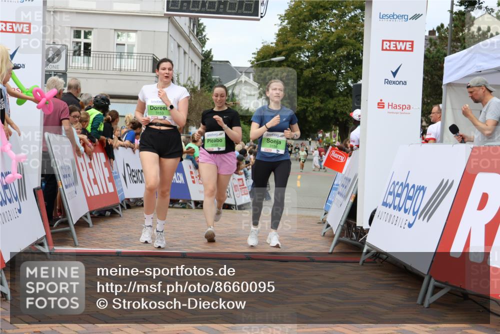 31.08.2025 - 21. Blankeneser Heldenlauf Strokosch-Dieckow http://msf.ph/oto/8660095 31.08.2025 11:35:41 Ziel 3153, 3158, 3155 meine-sportfotos.de